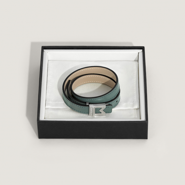 Bracelet M logo en cuir gris d’étain. Taille réglable